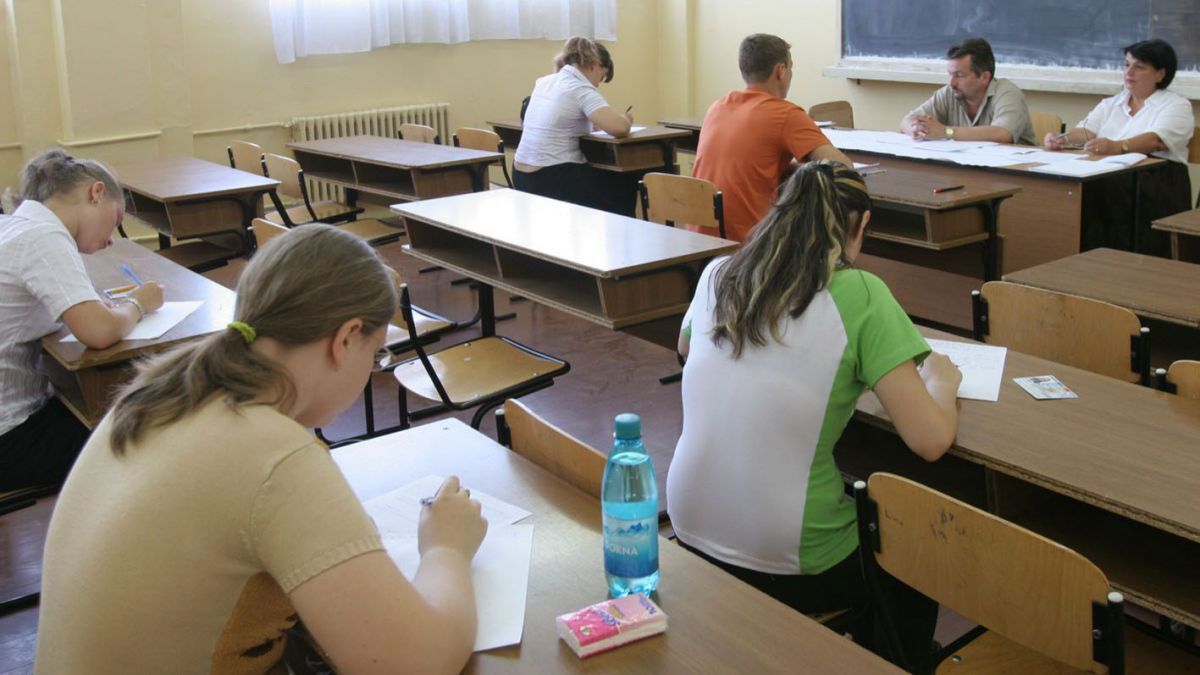 Более 10000 граждан потребовали отмены экзаменов в этом году.