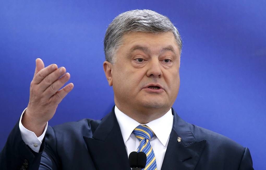 Суд открыл дело о запрете Порошенко выезда с Украины.