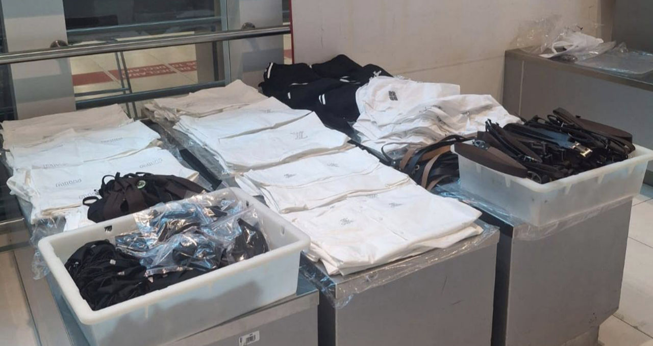 Articole vestimentare în cantități comerciale și echipament tactic, depistate la Aeroportul Chișinău.