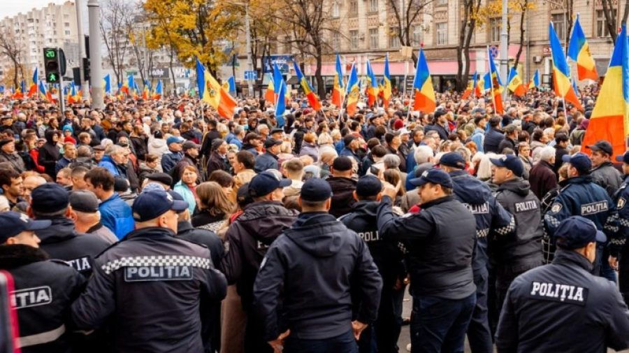 Шестерым мужчинам, подозреваемым в подготовке массовых беспорядков, продлили арест.