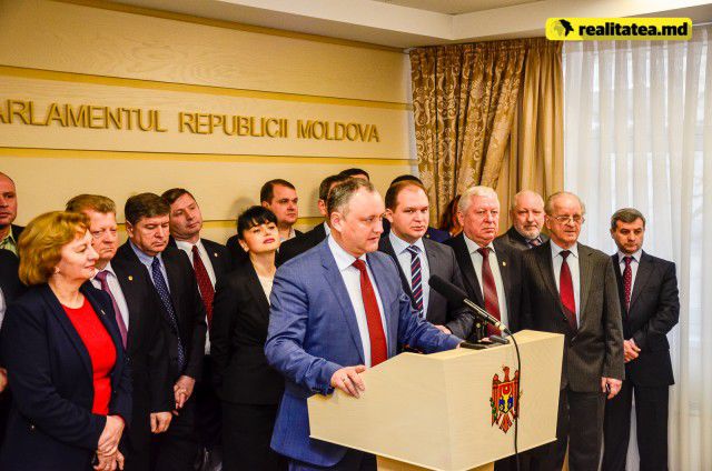 Deputații socialiști par tot mai deranjați de drapelul Uniunii Europene din Parlamentul Republicii Moldova.