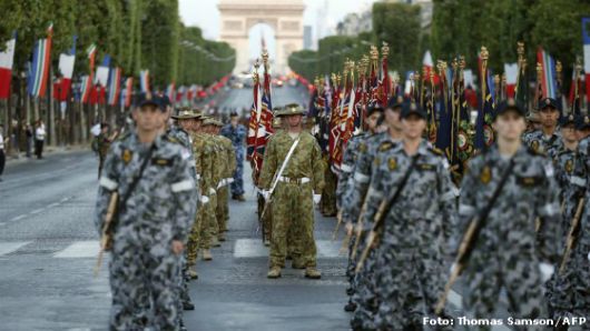 În ciuda stării de urgenţă şi a revoltelor interne, Ziua naţională a Franţei este serbată cu mare fast. Foto: AFP