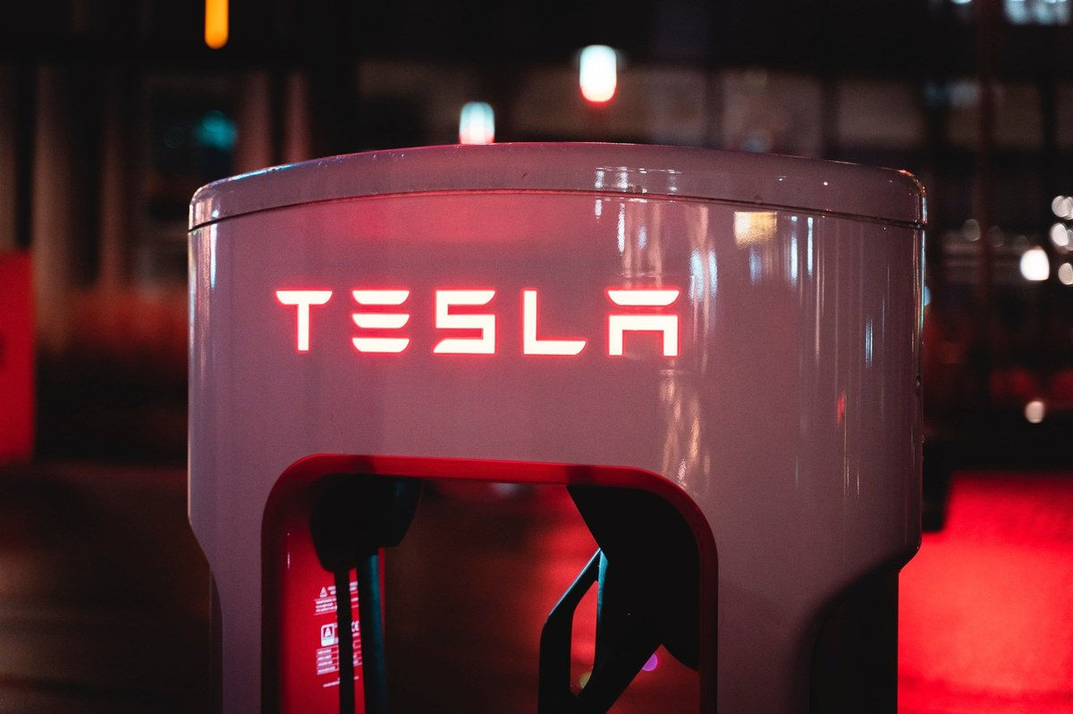 Акции Tesla взлетели на 44% вопреки падению прибыли.