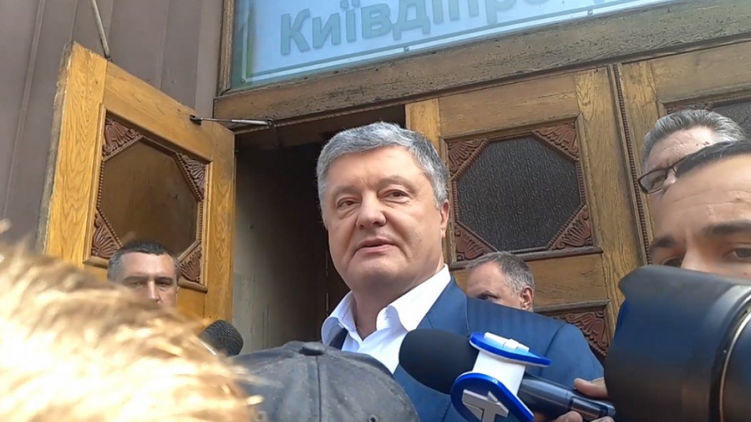 Госбюро расследований Украины в пятницу провело два допроса Порошенко.