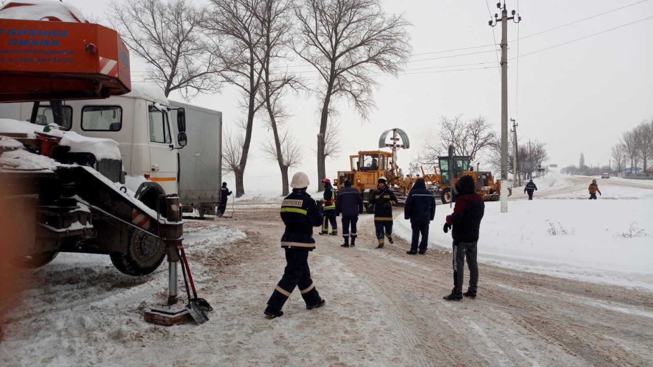 За минувшие сутки спасатели вызволили из снега восемь машин.