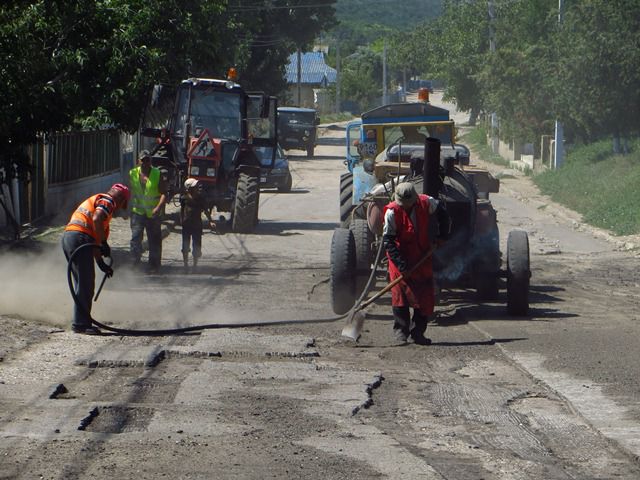 În anul 2015 din Fondul rutier vor fi alocate cu 50 de milioane de lei mai mult decât în 2014 pentru reparaţia drumurilor intravilane.