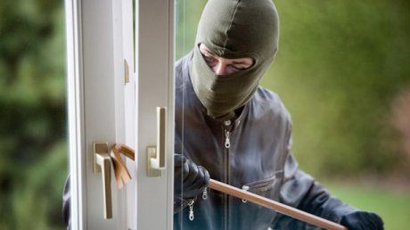 Un maestru kung-fu a fost ridicat la rang de erou după ce s-a luptat cu un hoț înarmat cu un ciocan într-o bancă.  
