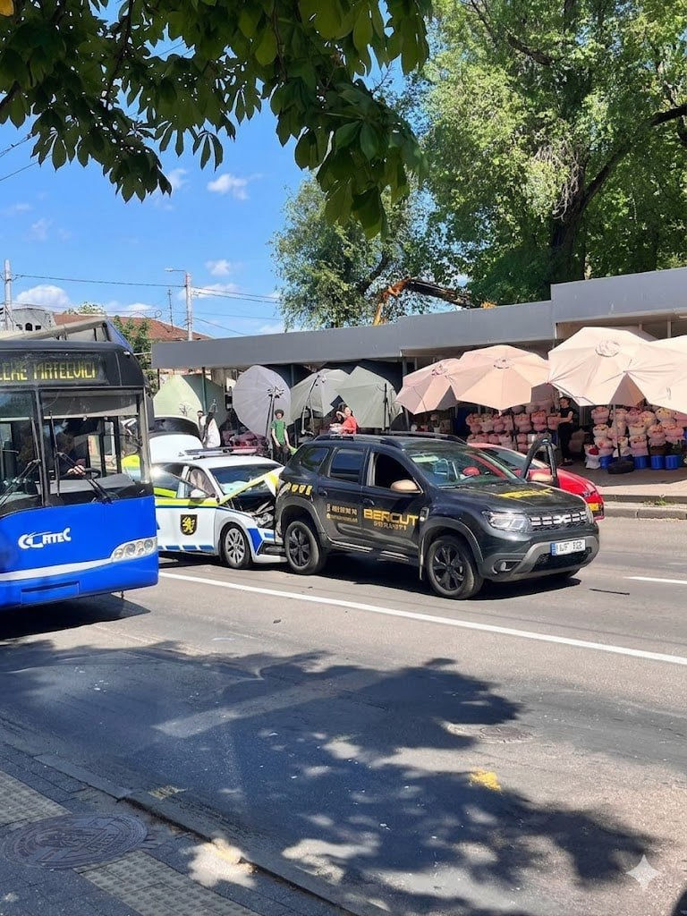 O mașină a Poliției a lovit un automobil al unei firme de pază în centrul Chișinăului.
