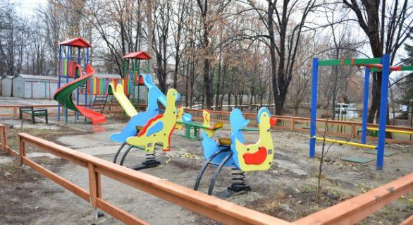Pe lângă faptul că sunt foarte costisitoare, în unele cazuri lucrările au provocat nemulţumirea locuitorilor din mai multe cartiere, care s-au opus defrişării spaţiilor verzi sau distrugerii terenurilor de joacă.