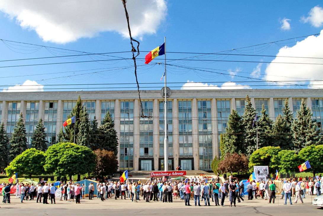 Активисты гражданской платформы "Достоинство и правда" на этот призыв пока никак не ответили.