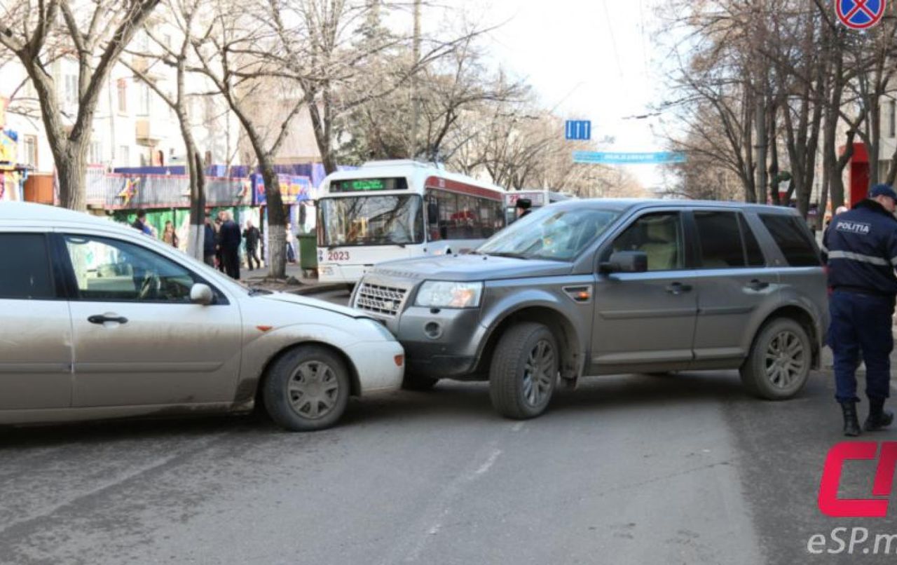 На место аварии прибыли полицейские, которые занялись регистрацией аварии.