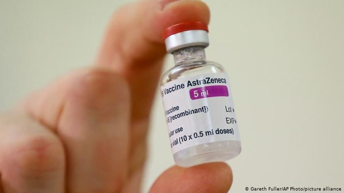ВОЗ одобрила вакцину AstraZeneca для экстренного использования.