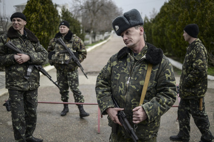 Украинские военнослужащие в севастопольском аэропорту «Бельбек». Фото: Валерий Мельников / РИА Новости