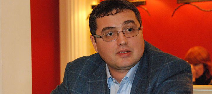 На экс-премьера, отправленного в отставку за коррупцию, дают показания люди из его ближайшего окружения.