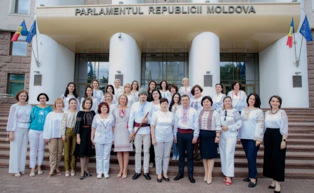 Госслужащие парламента с гордостью носят народные рубашки.