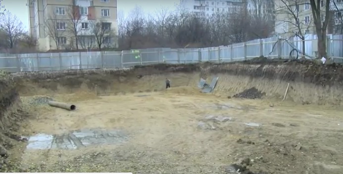 Жильцы возмущены уничтожением детской площадки ради многоэтажки.