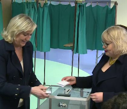 Milioane de francezi au votat duminica in cea de-a doua runda a alegerilor locale, considerate un test important inaintea prezidentialelor din 2017.
