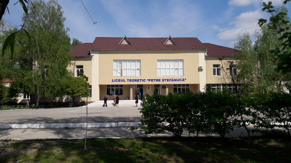 O mamă s-a plâns că fetița i-ar fi fost amenințată cu un cuțit în curtea liceului. 