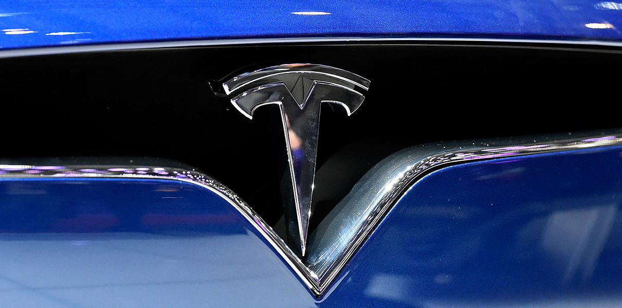 Tesla показала автоматизированную систему замены батарей электрокаров.