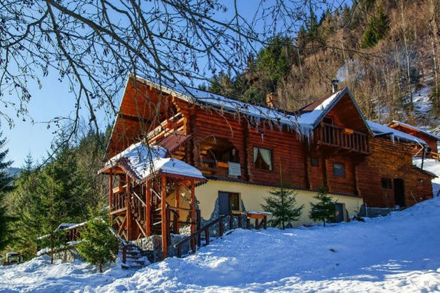 Proprietarul cabanei situate în zona Plaiu Foii din Zărneşti caută oameni harnici, cărora le oferă locuinţă şi salariu motivant.