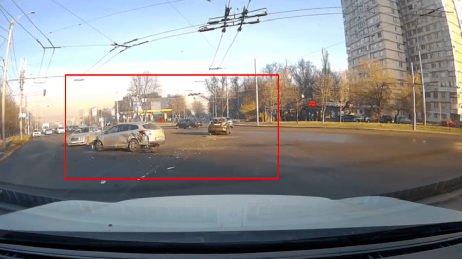 В столичном секторе Ботаника столкнулись три автомобиля.