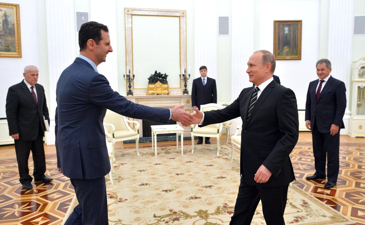 Vladimir Putin l-a felicitat pe Assad pentru rezultatele în lupta împotriva terorismului. 