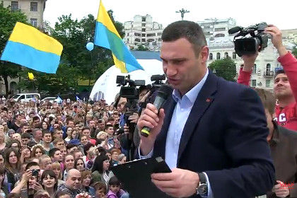 Мэр города Виталий Кличко вместе с несколькими тысячами человек спел гимн, заглядывая в распечатку.