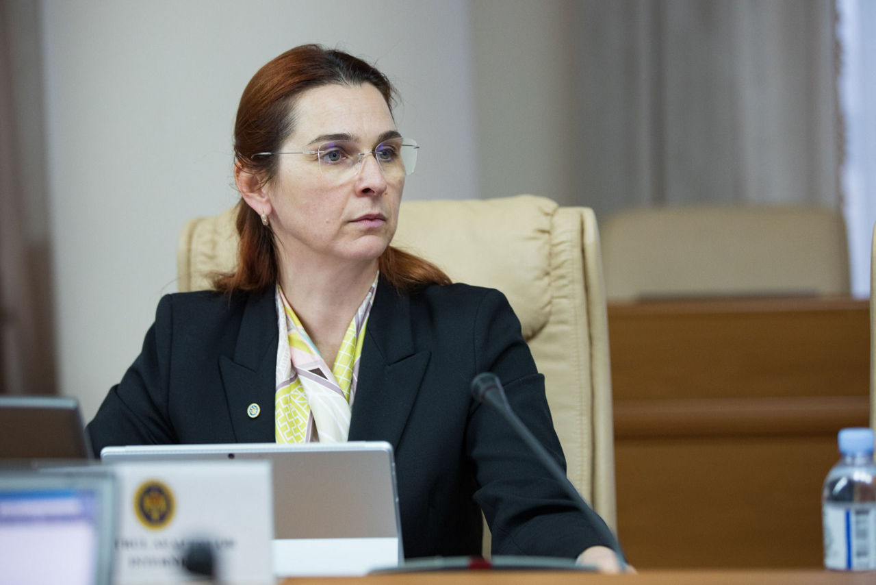 Эксперты - об уходе Ревенко из правительства: Почетная отставка. Коллаж: tv8.md