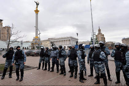 Сотрудники милиции возле Майдана Незалежности в Киеве. Фото: Сергей Супинский / AFP