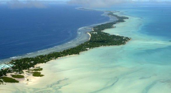 Kiribati, un grup de atoli de coral şi o insulă mai mare, se ridică la mai puţin de doi metri deasupra nivelului mării.