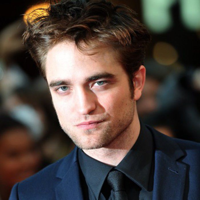 În timp ce Kristen Stewart și-a tras o iubită, Robert Pattinson a făcut la fel. Actorul britanic s-a logodit recent și se pregătește de nuntă.