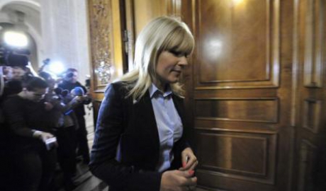 Şeful DNA din România cere sesizarea Camerei Deputaţilor pentru încuviinţarea arestării preventive a fostului ministru Elena Udrea.