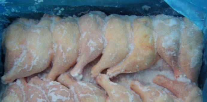 Lotul de pulpe pui congelate în cantitate de 890 kg cu valoarea totală de 24.475 lei a fost interzis spre comercializare. Foto: tv7.md