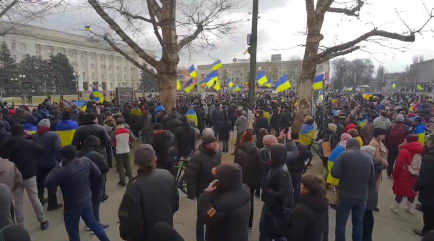 Жители Херсона вышли на митинг, военные России открыли стрельбу в воздух.