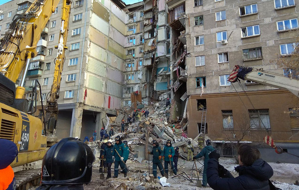 Жильцов пострадавшего при ЧП в Магнитогорске дома начали пускать в квартиры за вещами.