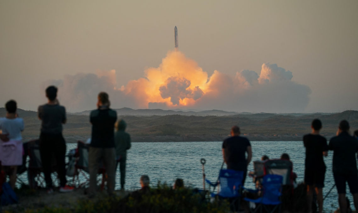 SpaceX потеряла связь со Starship при испытательном запуске.