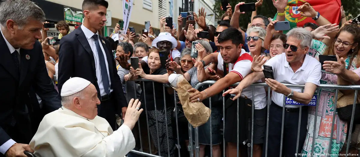 Глава римско-католической церкви совершает апостольский визит в Португалию. 