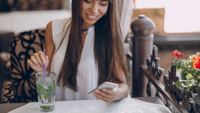 Femeile sunt mai dependente de telefon decât bărbații. Foto: unica.ro