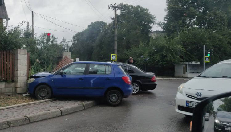 Два автомобиля врезались в забор частного дома в Бельцах.