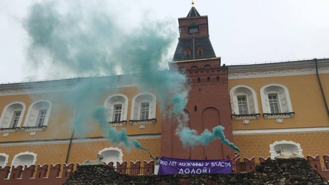 Девушки растянули транспарант и зажгли файеры, забравшись на крышу грота в Александровском саду.