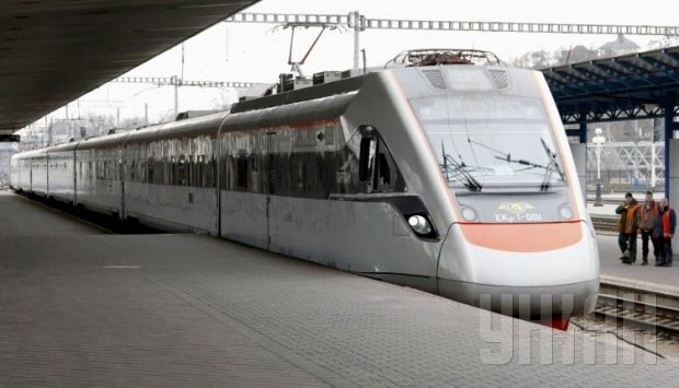На место подали вспомогательный локомотив.