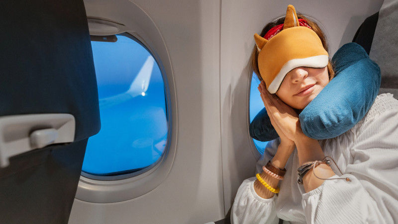 Wizz Air теперь начнет штрафовать, если подушка для шеи не умещается в ручную кладь.