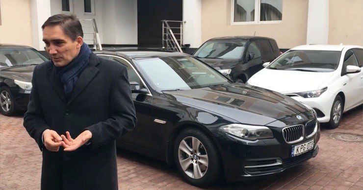 Стояногло ездит на служебном BMW, но новых покупок делать не намерен.