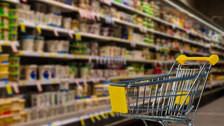 Греки запасаются продуктами: 4 сети супермаркетов ограничивают покупки.