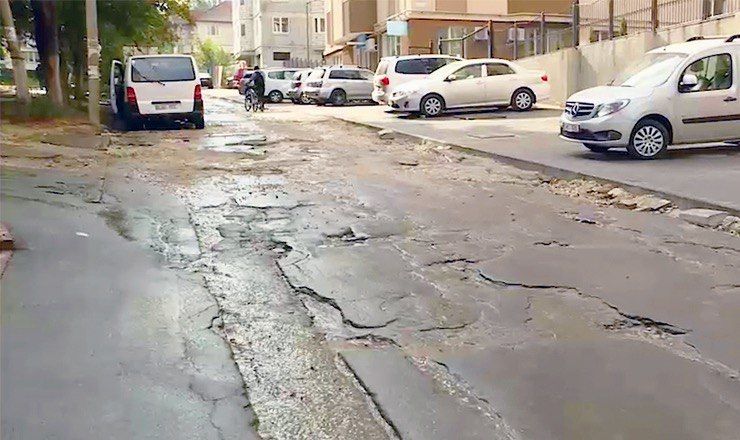 Разбитые улицы создают трудности не только автовладельцам, но и пешеходам.