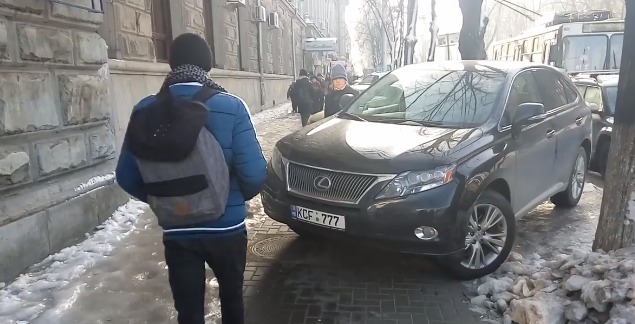 Еще одного любителя расчищенных тротуаров запечатлели в Кишиневе.