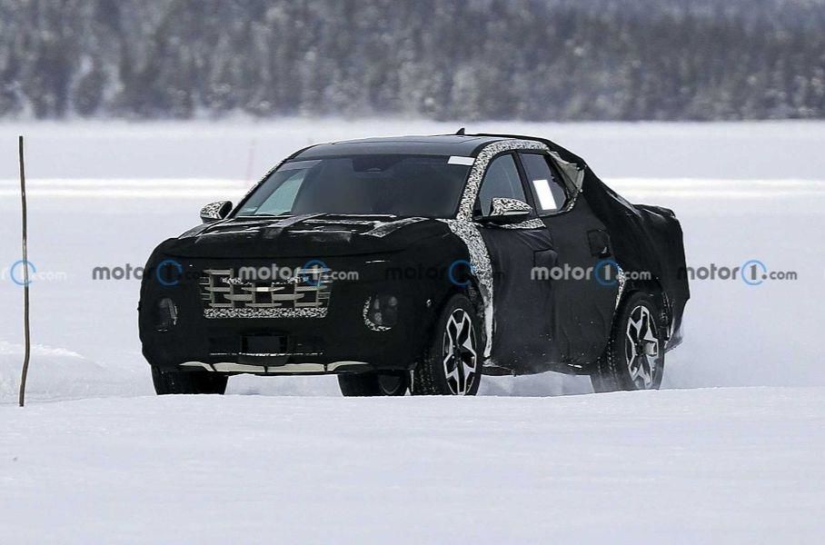 Hyundai испытывает новый пикап на замерзшем озере.