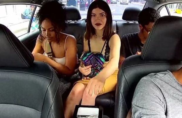 Momentul în care o pasageră fură banii șoferului Uber. Foto: digi24.ro