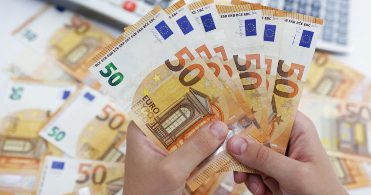 Rezervele valutare „se mențin” datorită ajutorului financiar al UE.