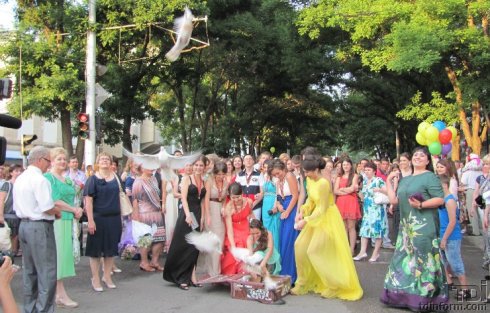 В вечер выпускного в городе запретят продажу напитков на вынос в стеклянной таре.